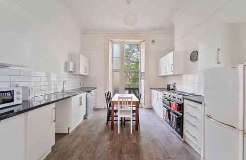 Clifton Apartment | Kitchenette Double Room with Shared Bathroom