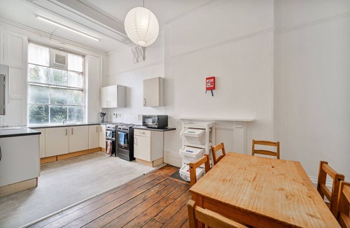 Clifton Apartment | Kitchenette Double Room with Shared Bathroom