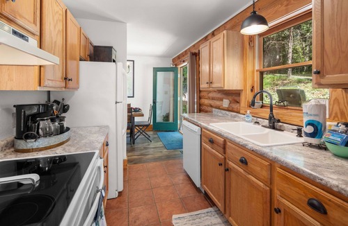Lake Lure Cabin | Knotty by Nature - hot tub, fire pit, dog friendly