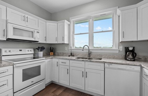 Emerald Isle House | Kokomoe: Cozy Beach Retreat with Pool, Golf Cart & Pet-Friendly Perks!