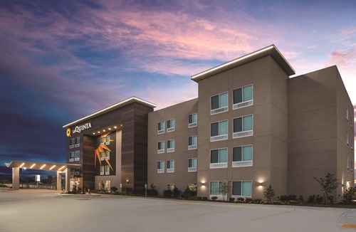 Northeast Raleigh Hotel | La Quinta Inn & Suites by Wyndham Raleigh Downtown North
