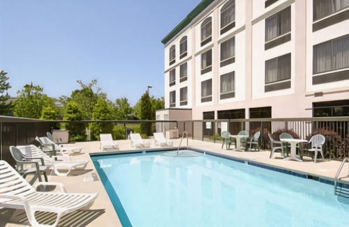 Northeast Raleigh Hotel | La Quinta Inn & Suites by Wyndham Raleigh Downtown North