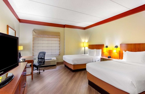 Crabtree Hotel | La Quinta Inn & Suites by Wyndham Raleigh Crabtree