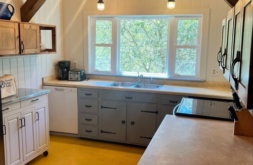 Ocracoke House | La Vie En Rose: Spacious dog friendly home, convenient location