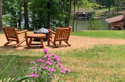 Henrico House | LABOR DAY SPECIAL- 3 Living spaces w/3 full Kitchens & a sandy beach