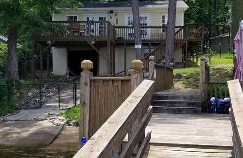 Southmont House | Lake front cottage with dock