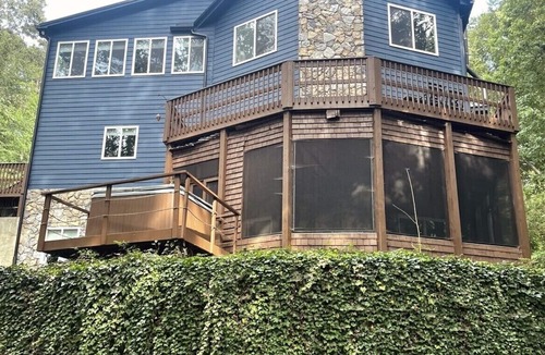 Paw Creek House | Lake front home away from home