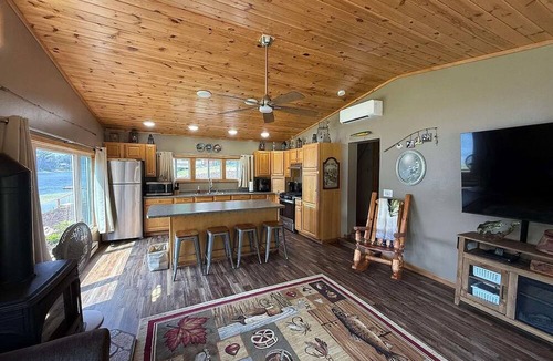 Gresham House | Lake Front! Private Dock! Water toys!