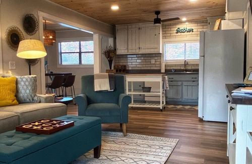 Robbinsville House | Lake front Sunset Cottage with dock & kayaks