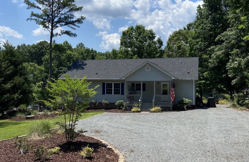 Henrico House | Lake House home year round with all of the amenities. Pos avail Pontoon boat.