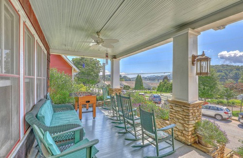 Lake Junaluska House | Lake Junaluska 14 Bedroom Inn, Perfect for Reunions, Retreats, Weddings & More!