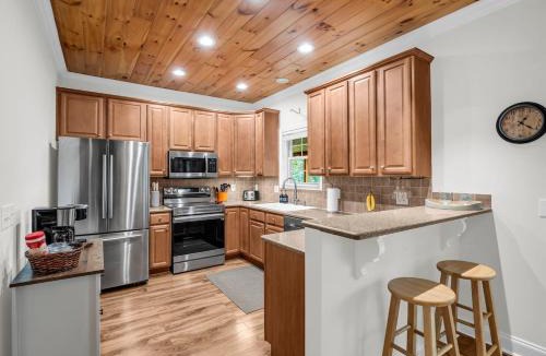 Lake Lure House | Lake Lure Mountain Cabin - Large Screened Porch - Hot Tub