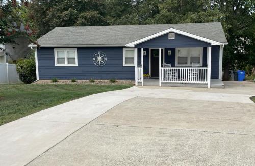 Mayhew House | Lake Norman Experiences Waterfront Cottage with Boat Rental and Private Bar