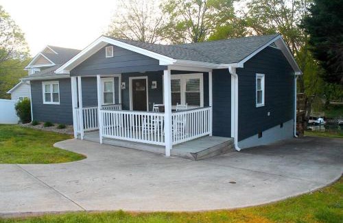 Mayhew House | Lake Norman Experiences Waterfront Cottage with Boat Rental and Private Bar