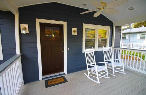 Mayhew House | Lake Norman Experiences Waterfront Cottage with Boat Rental and Private Bar