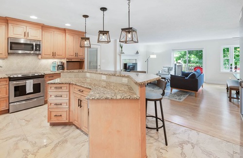 Westport House | ✦Lake Norman Getaway ✦Lakefront w/Dock & Hot Tub