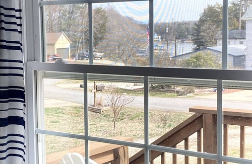 Mayhew Cottage | Lake Norman getaway steps away from Marina!