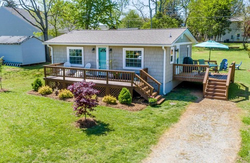 Mayhew Cottage | Lake Norman getaway steps away from Marina!