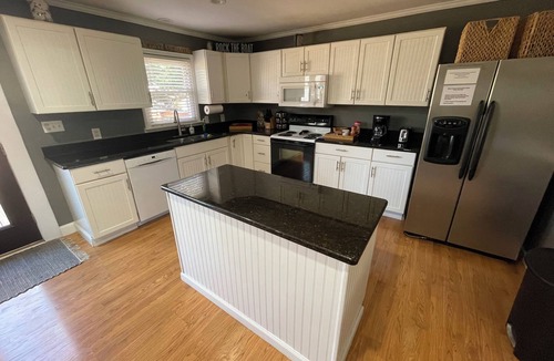 Mayhew Cottage | Lake Norman Waterfront 3BR Cottage w/Boat Rental & Private Dock