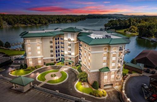 Westlake Corner House | Lake Stardust - Condo with pool ! Pet friendly