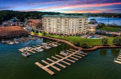 Westlake Corner House | Lake Stardust - Condo with pool ! Pet friendly