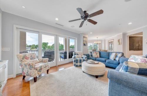 Westlake Corner House | Lake Stardust - Condo with pool ! Pet friendly