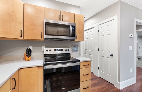 Lake Junaluska Apartment | Lake-view apartment with a full kitchen, patio, pool, tennis & basketball access