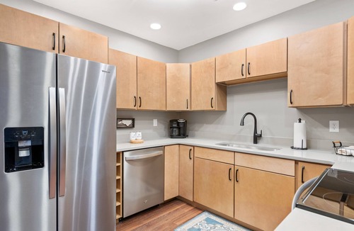 Lake Junaluska Apartment | Lake-view apartment with a full kitchen, patio, pool, tennis & basketball access