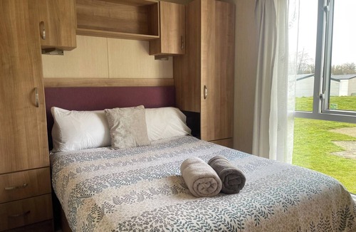 South Cerney Cabin | Lakefront 3-Bed Lodge - Hoburne Resort Escape