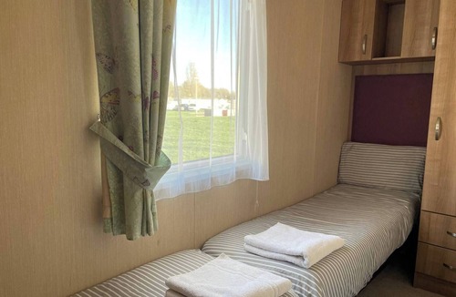 South Cerney Cabin | Lakefront 3-Bed Lodge - Hoburne Resort Escape