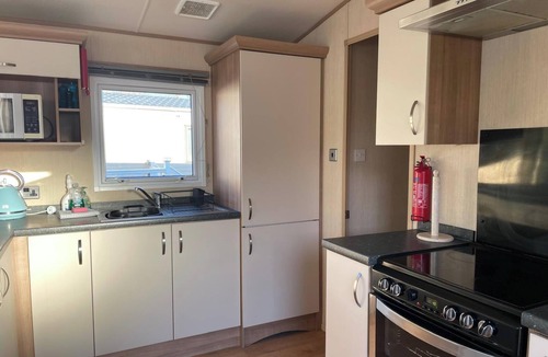 South Cerney Cabin | Lakefront 3-Bed Lodge - Hoburne Resort Escape