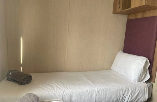 South Cerney Cabin | Lakefront 3-Bed Lodge - Hoburne Resort Escape