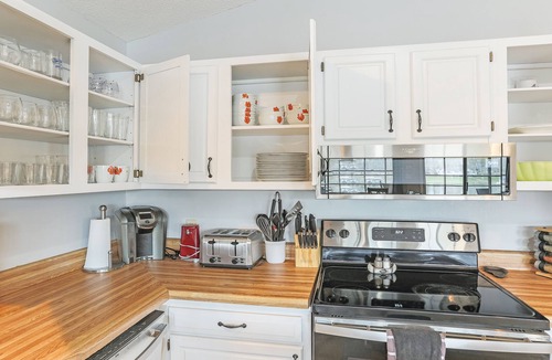 Wise House | Lakefront 4bd-2ba; Deep water; Large Porch; 2 night min; Sleeps 14; Pet friendly