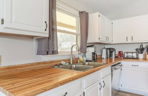 Wise House | Lakefront 4bd-2ba; Deep water; Large Porch; 2 night min; Sleeps 14; Pet friendly