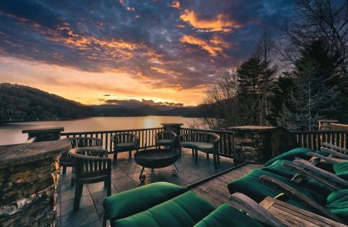 Topton House | Lakefront Cabin For Large Groups