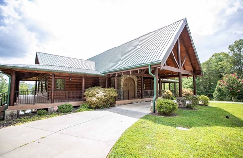 Wilkesboro Cabin | Lakefront Luxury Log Home near Downtown