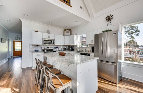 New London House | Lakefront New London Retreat w/Dock & Hot Tub!