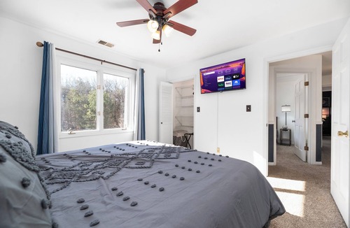 Troutman Resort | Lakefront Resort/Pool/Epic Gameroom/EVCharger/Pickleball Court/Hot Tub
