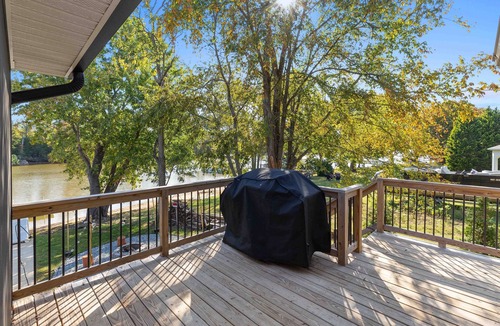 Southmont House | Lakefront Retreat: Kayaks, Dock, Fire Pit & Grill