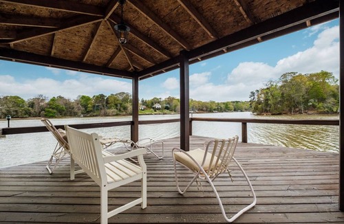 Steele Creek House | Lakefront villa with pool