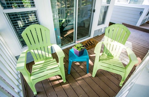 Steele Creek Cabin | Lakefront Water Studio Cabin with Porch #11