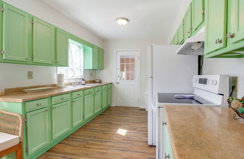 Tullahoma Cottage | Lakes, Whiskey & More! Charming Home in Tullahoma