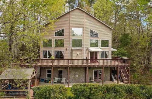 Lynn House | Lakeshore Retreat with Lake Lanier views & hot tub