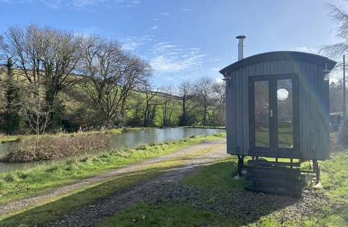 Horns Cross Cabin | Lakeside Hut with log burner and fire pit