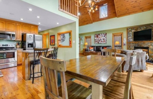 Charter Hills House | Lakeside w/hot tub, porch, pool table, fireplace, 2 king suites 1mile to resort
