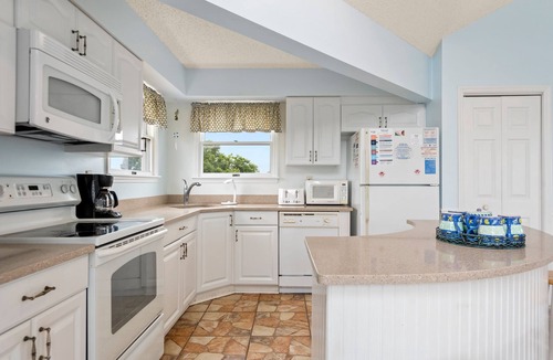 Whalehead Beach House | Landes Dream: Private Pool & Hot Tub, Putting Green, Volleyball