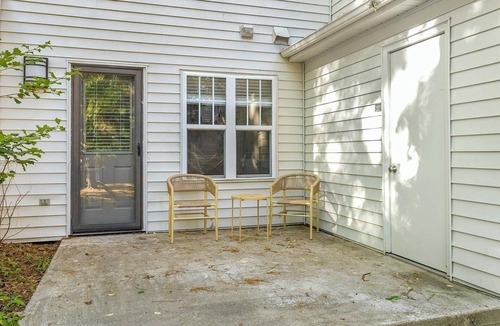 Crabtree Apartment | Landing | Amazing 2BD, Pool, Clubhouse