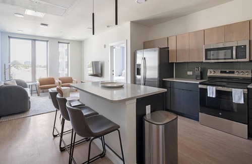 Eighth Avenue Apartment | Landing | Amazing 3BD, Gym