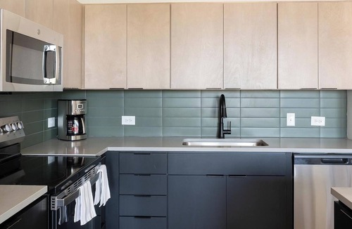 Eighth Avenue Apartment | Landing | Amazing 3BD, Gym