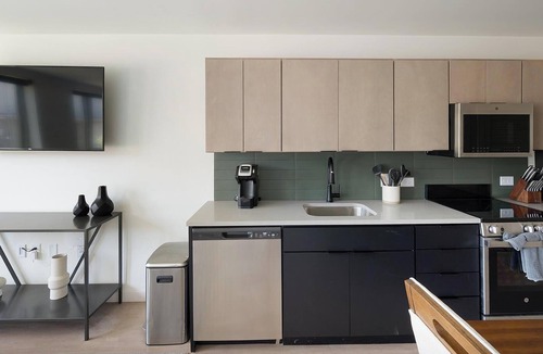 Eighth Avenue Apartment | Landing | Amazing Studio, Gym